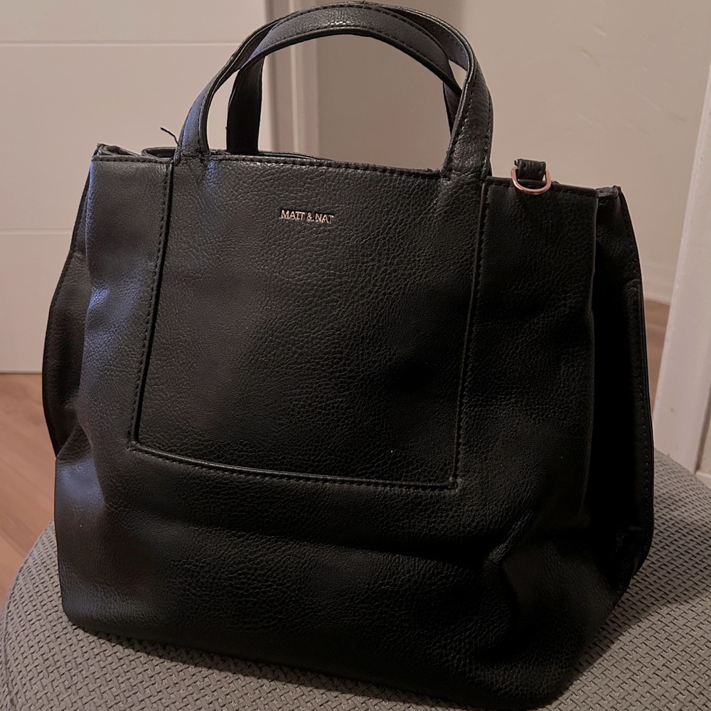 Lightly used Matt and nat vegan leather!